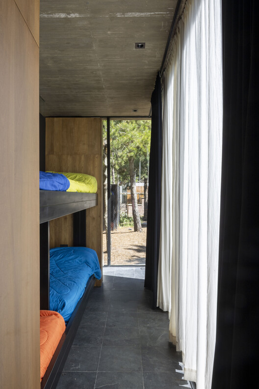 A House with One Hundred Pines / Luis Barandiarán A House with One Hundred Pines / Luis Barandiarán - Interior Photography, Bedroom, Wood