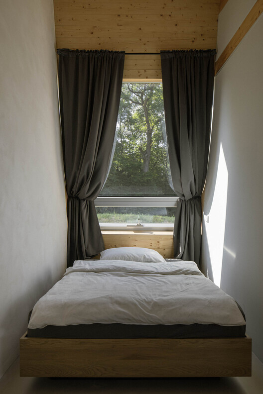 Modular House with a Sloping Facade / Papundekl Architects Modular House with a Sloping Facade / Papundekl Architects - Interior Photography, Bedroom, Wood, Bed