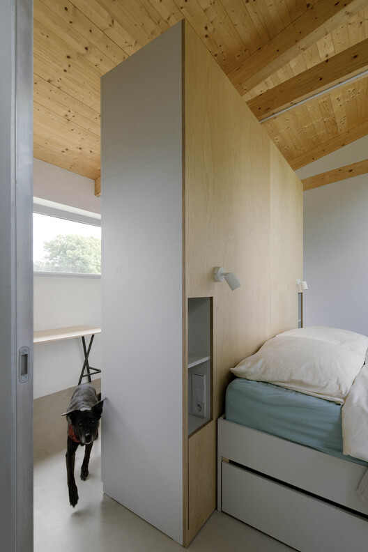 Modular House with a Sloping Facade / Papundekl Architects Modular House with a Sloping Facade / Papundekl Architects - Interior Photography, Bedroom, Wood, Bed