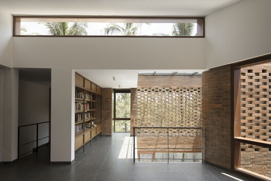 Light Through the Wall: Indian House Interiors Shaped by Brick Jali Light Through the Wall: Indian House Interiors Shaped by Brick Jali - Image 5 of 18