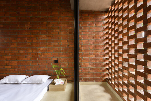 Light Through the Wall: Indian House Interiors Shaped by Brick Jali Light Through the Wall: Indian House Interiors Shaped by Brick Jali - Image 10 of 18