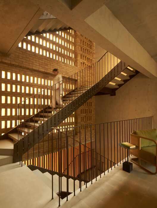 Light Through the Wall: Indian House Interiors Shaped by Brick Jali Light Through the Wall: Indian House Interiors Shaped by Brick Jali - Image 7 of 18