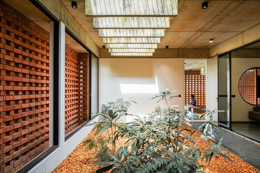 Light Through the Wall: Indian House Interiors Shaped by Brick Jali Light Through the Wall: Indian House Interiors Shaped by Brick Jali - Image 6 of 18