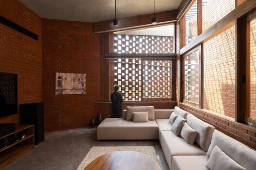 Light Through the Wall: Indian House Interiors Shaped by Brick Jali Light Through the Wall: Indian House Interiors Shaped by Brick Jali - Image 8 of 18