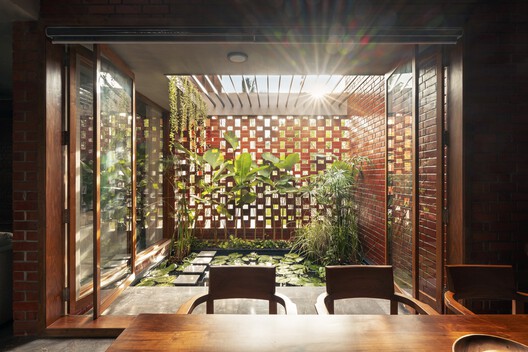 Light Through the Wall: Indian House Interiors Shaped by Brick Jali Light Through the Wall: Indian House Interiors Shaped by Brick Jali - Image 9 of 18