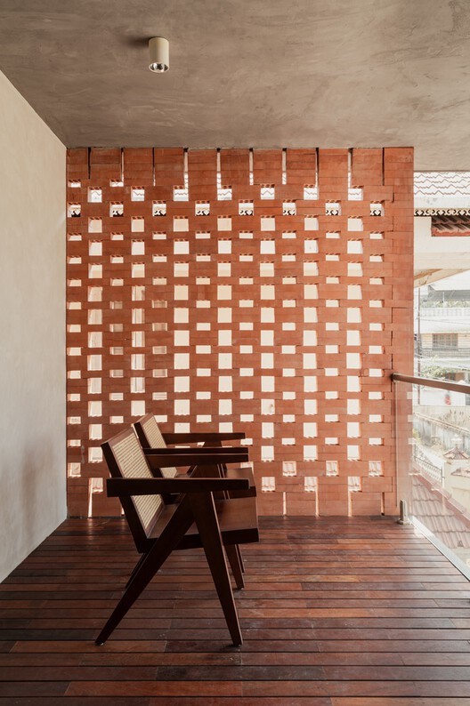 Light Through the Wall: Indian House Interiors Shaped by Brick Jali Light Through the Wall: Indian House Interiors Shaped by Brick Jali - Image 14 of 18