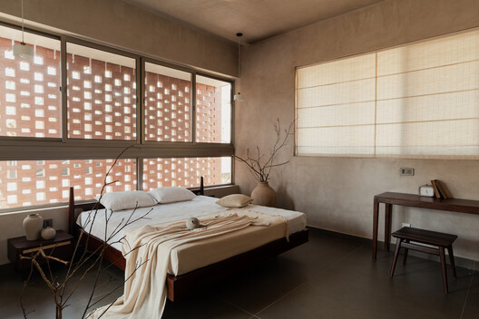 Light Through the Wall: Indian House Interiors Shaped by Brick Jali Light Through the Wall: Indian House Interiors Shaped by Brick Jali - Image 15 of 18