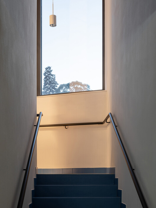 Centro Cultural e Comunitário Stará Hasička / schwerpunkt. - Fotografia de Interiores, Escada, Madeira, Corrimão