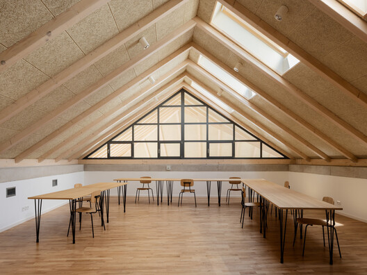 Centro Cultural e Comunitário Stará Hasička / schwerpunkt. - Fotografia de Interiores, Sala de Jantar, Madeira, Viga