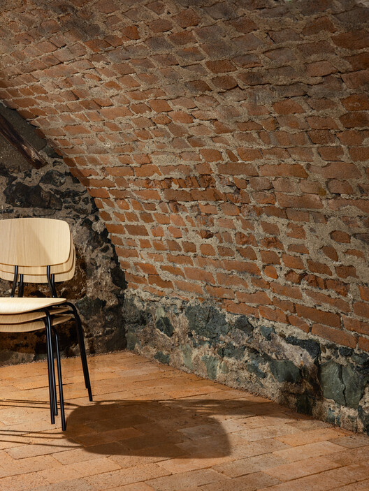Centro Cultural e Comunitário Stará Hasička / schwerpunkt. - Fotografia de Interiores, Tijolo, Cadeira