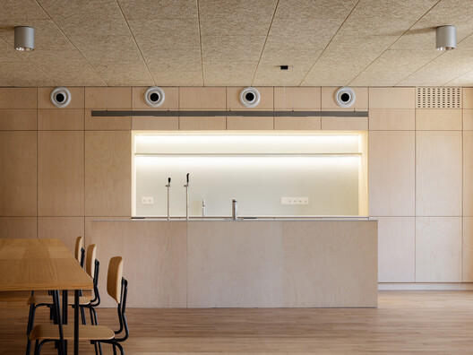 Centro Cultural e Comunitário Stará Hasička / schwerpunkt. - Fotografia de Interiores, Cozinha, Madeira, Cadeira