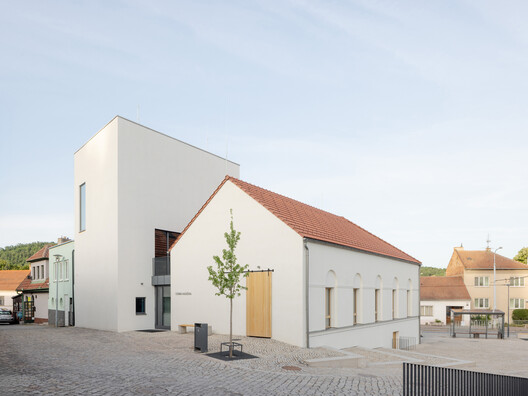 Centro Cultural e Comunitário Stará Hasička / schwerpunkt. - Fotografia de Exterior