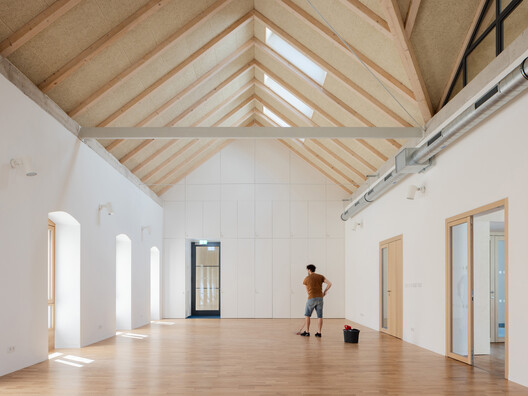 Centro Cultural e Comunitário Stará Hasička / schwerpunkt. - Fotografia de Interiores, Madeira, Viga