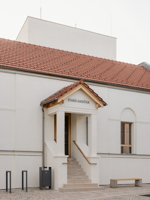 Centro Cultural e Comunitário Stará Hasička / schwerpunkt. - Imagem 3 de 58