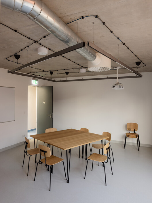 Centro Cultural e Comunitário Stará Hasička / schwerpunkt. - Fotografia de Interiores, Sala de Jantar, Cadeira