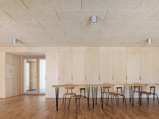 Centro Cultural e Comunitário Stará Hasička / schwerpunkt. - Fotografia de Interiores, Sala de Jantar, Madeira