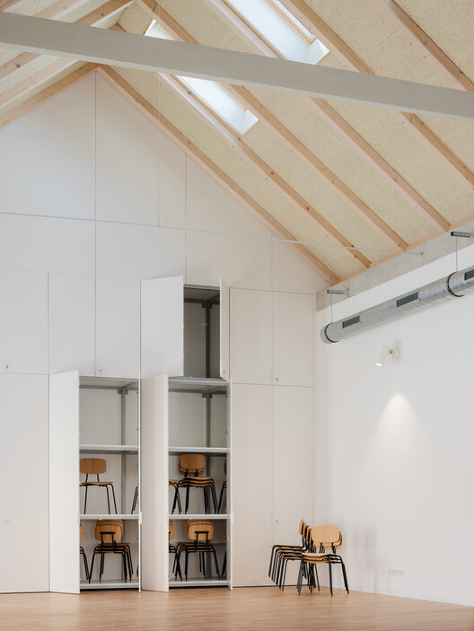 Centro Cultural e Comunitário Stará Hasička / schwerpunkt. - Fotografia de Interiores, Madeira, Iluminação, Cadeira