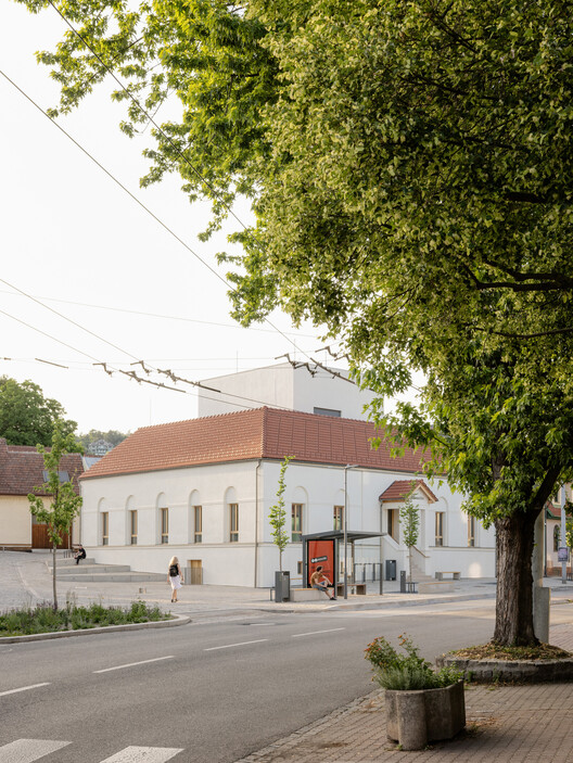 Centro Cultural e Comunitário Stará Hasička / schwerpunkt. - Imagem 6 de 58