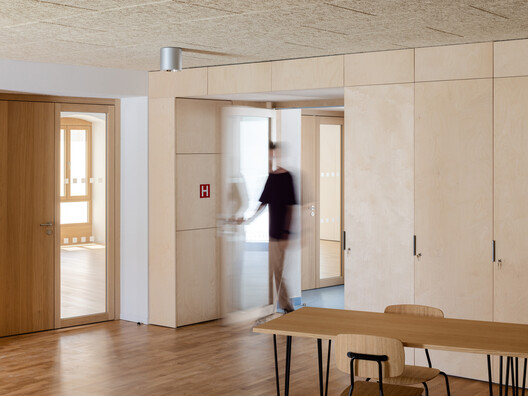 Centro Cultural e Comunitário Stará Hasička / schwerpunkt. - Fotografia de Interiores, Madeira, Porta, Cadeira