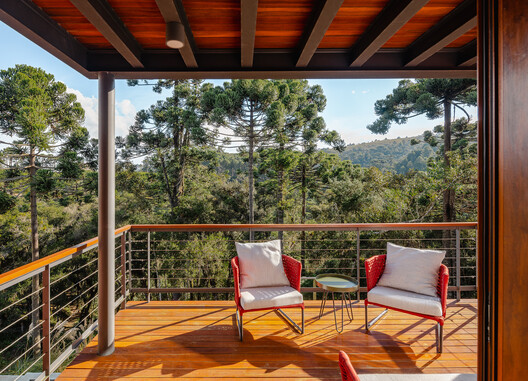 Residência em Campos do Jordão / Gil Mello Arquitetura - Interior Photography, Wood, Deck, Handrail, Balcony, Chair, Patio