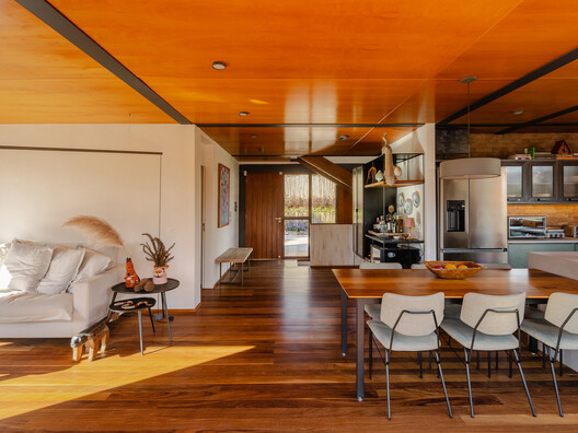 Residência em Campos do Jordão / Gil Mello Arquitetura - Interior Photography, Dining room, Wood, Chair, Table, Lighting, Glass