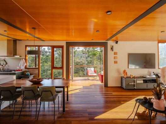 Residência em Campos do Jordão / Gil Mello Arquitetura - Interior Photography, Dining room, Wood, Table, Lighting, Chair, Glass
