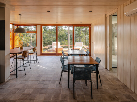 Residência em Campos do Jordão / Gil Mello Arquitetura - Interior Photography, Dining room, Chair, Table, Wood, Lighting