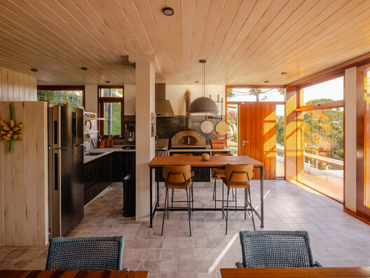 Residência em Campos do Jordão / Gil Mello Arquitetura - Interior Photography, Dining room, Kitchen, Countertop, Wood, Chair, Table, Lighting