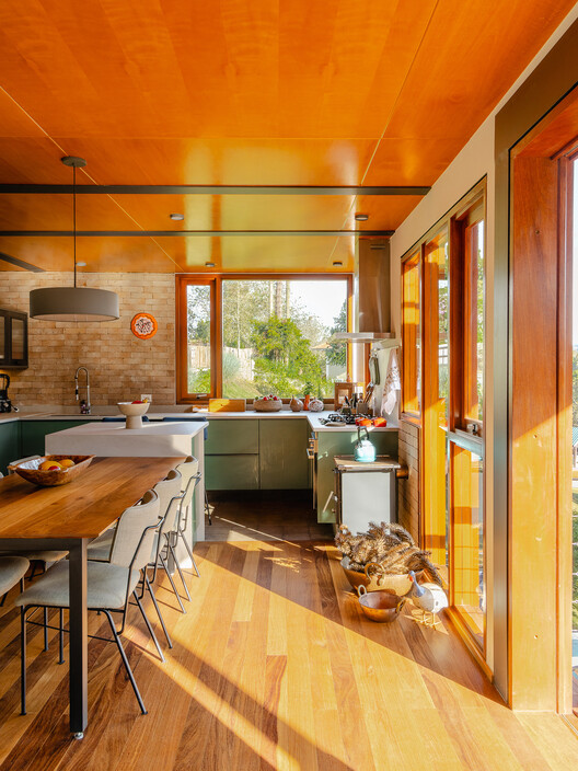 Residência em Campos do Jordão / Gil Mello Arquitetura - Interior Photography, Wood, Kitchen, Countertop, Lighting, Chair