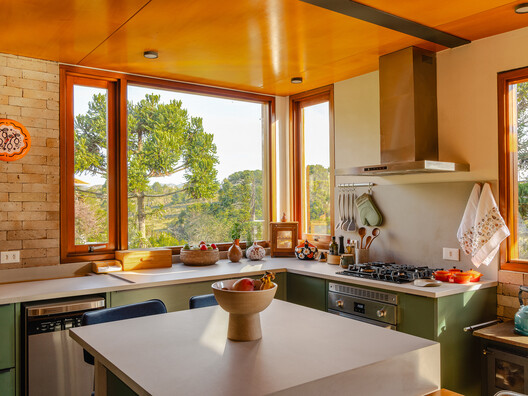Residência em Campos do Jordão / Gil Mello Arquitetura - Interior Photography, Kitchen, Countertop, Wood, Lighting, Chair