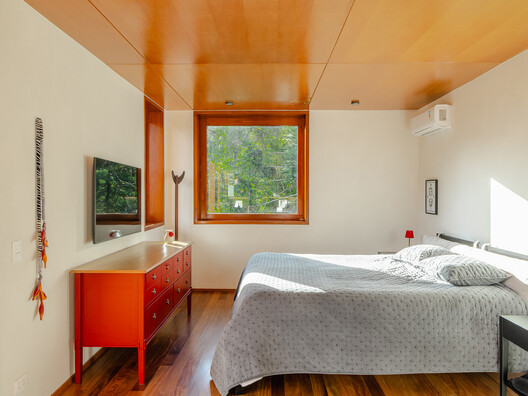Residência em Campos do Jordão / Gil Mello Arquitetura - Interior Photography, Bedroom, Wood, Lighting, Bed