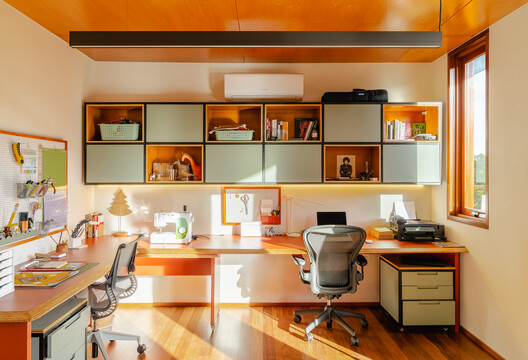 Residência em Campos do Jordão / Gil Mello Arquitetura - Interior Photography, Kitchen, Shelving, Table, Chair, Lighting
