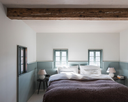 House on the Hill / Gangoly & Kristiner Architects - Interior Photography, Bedroom, Bed, Wood, Lighting