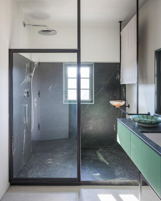 House on the Hill / Gangoly & Kristiner Architects - Interior Photography, Bathroom, Lighting, Glass, Door