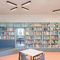 Escuela Primaria Straden / Gangoly & Kristiner Architekten - Fotografía interior, Ampliación, Sillas