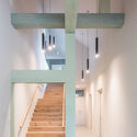 Centro Comunitario Gamlitz / Gangoly & Kristiner Architects - Fotografía interior, Centro Cultural, Escaleras, Fijación Vigas, Iluminación