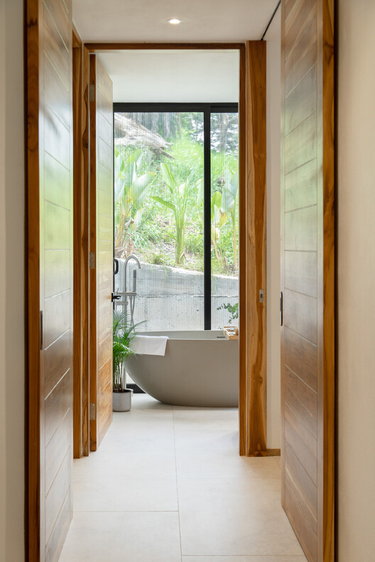 Villas Raices / Vince Studio - Interior Photography, Bathroom, Wood, Door, Glass