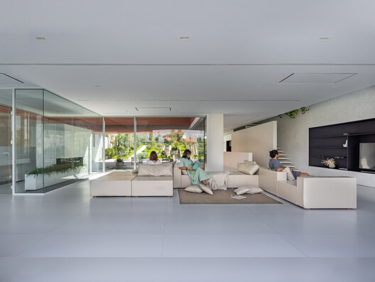 Az-Boroun Villa / CROSSARCHITECTURE Az-Boroun Villa / CROSSARCHITECTURE - Interior Photography, Sofa, Chair, Glass