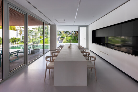 Az-Boroun Villa / CROSSARCHITECTURE Az-Boroun Villa / CROSSARCHITECTURE - Interior Photography, Kitchen, Wood, Glass, Chair