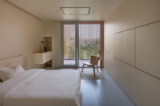 Az-Boroun Villa / CROSSARCHITECTURE Az-Boroun Villa / CROSSARCHITECTURE - Interior Photography, Bedroom, Wood, Bed