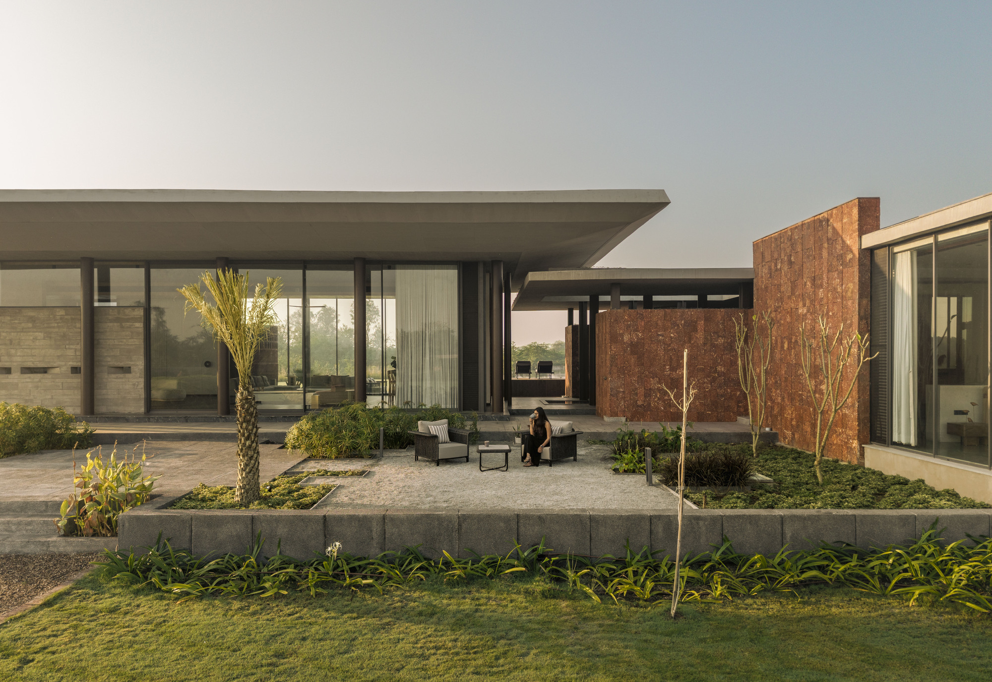 House of Continuum usa hormigón y vacíos para convivir con la naturaleza en Chekhla, vista 3