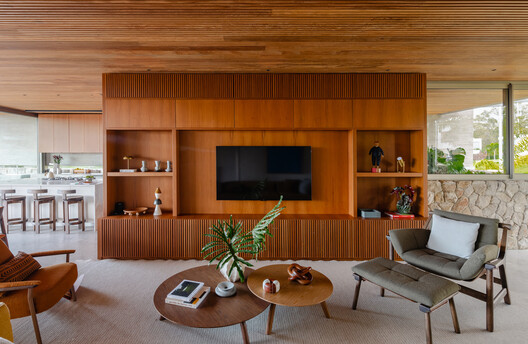 Matriz House / Estúdio Zargos Matriz House / Estúdio Zargos - Interior Photography, Wood, Table, Sofa, Chair