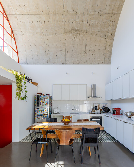 House JF / AAA_Azevedo Agência de Arquitetura - Interior Photography, Kitchen, Wood, Lighting, Chair, Table, Countertop