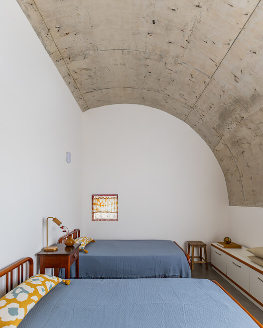 House JF / AAA_Azevedo Agência de Arquitetura - Interior Photography, Bedroom, Wood, Lighting, Bed, Chair