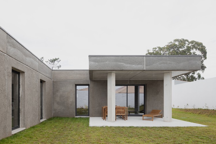 Rice Husk House / SUMMARY - Houses