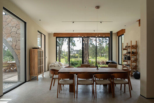 Villa "San Isidro" / MACCCONSTRUCCIONES / APLUS Villa "San Isidro" / MACCCONSTRUCCIONES / APLUS - Interior Photography, Dining room, Wood, Table, Lighting, Chair