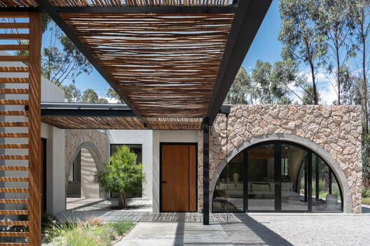 Villa "San Isidro" / MACCCONSTRUCCIONES / APLUS Villa "San Isidro" / MACCCONSTRUCCIONES / APLUS - Exterior Photography, Courtyard, Arcade