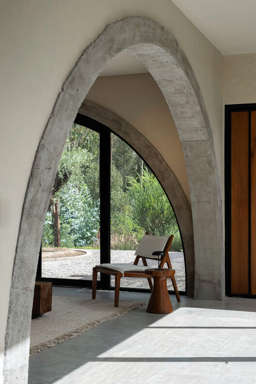 Villa "San Isidro" / MACCCONSTRUCCIONES / APLUS Villa "San Isidro" / MACCCONSTRUCCIONES / APLUS - Interior Photography, Arch, Concrete, Arcade