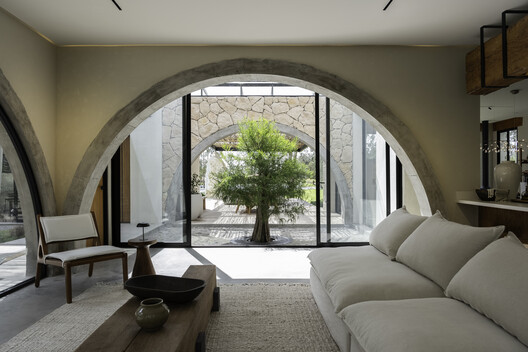 Villa "San Isidro" / MACCCONSTRUCCIONES / APLUS Villa "San Isidro" / MACCCONSTRUCCIONES / APLUS - Interior Photography, Living Room, Arch, Chair, Arcade