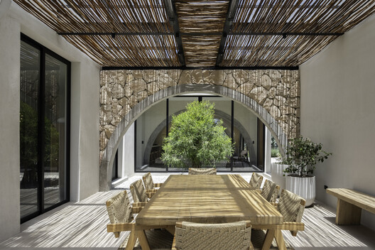 Villa "San Isidro" / MACCCONSTRUCCIONES / APLUS Villa "San Isidro" / MACCCONSTRUCCIONES / APLUS - Interior Photography, Dining room, Chair, Patio, Courtyard, Beam
